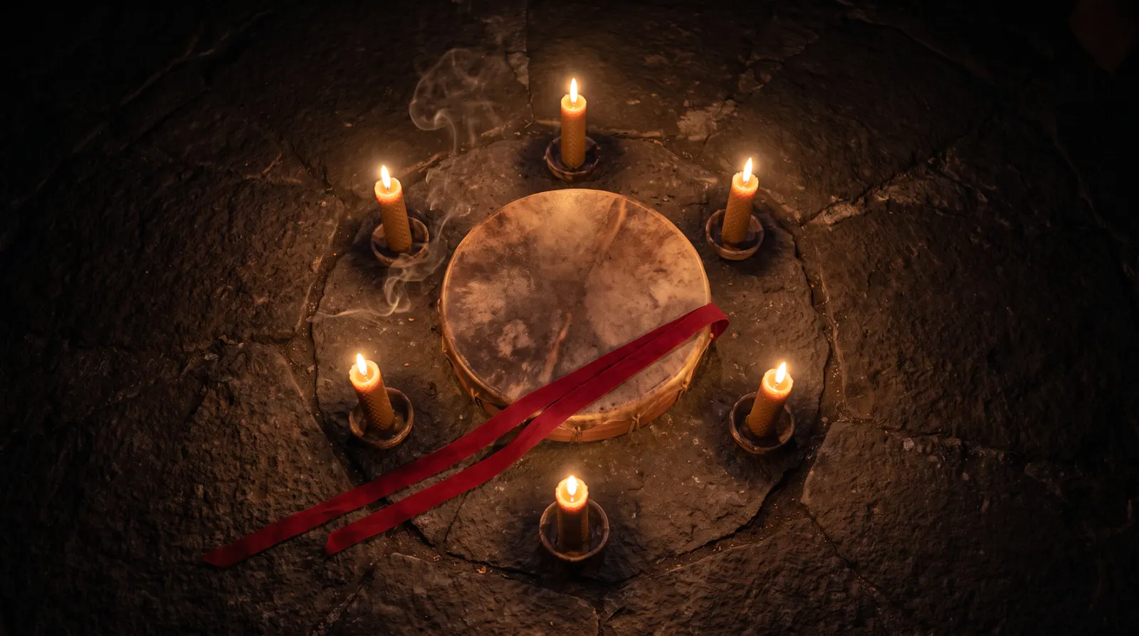 Círculo de velas encendidas alrededor de un tambor, visto desde arriba